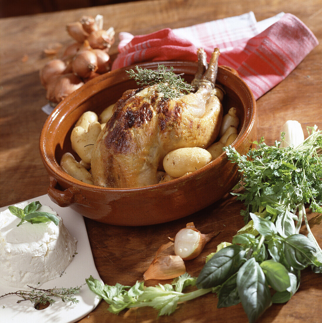 Brathähnchen im Bräter mit Kartoffeln und Kräutern