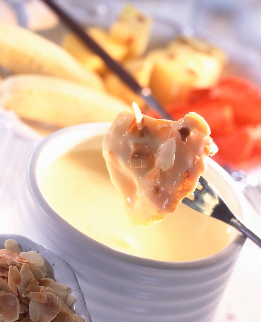 Süsses Fondue mit Vanillecreme und Mandeln