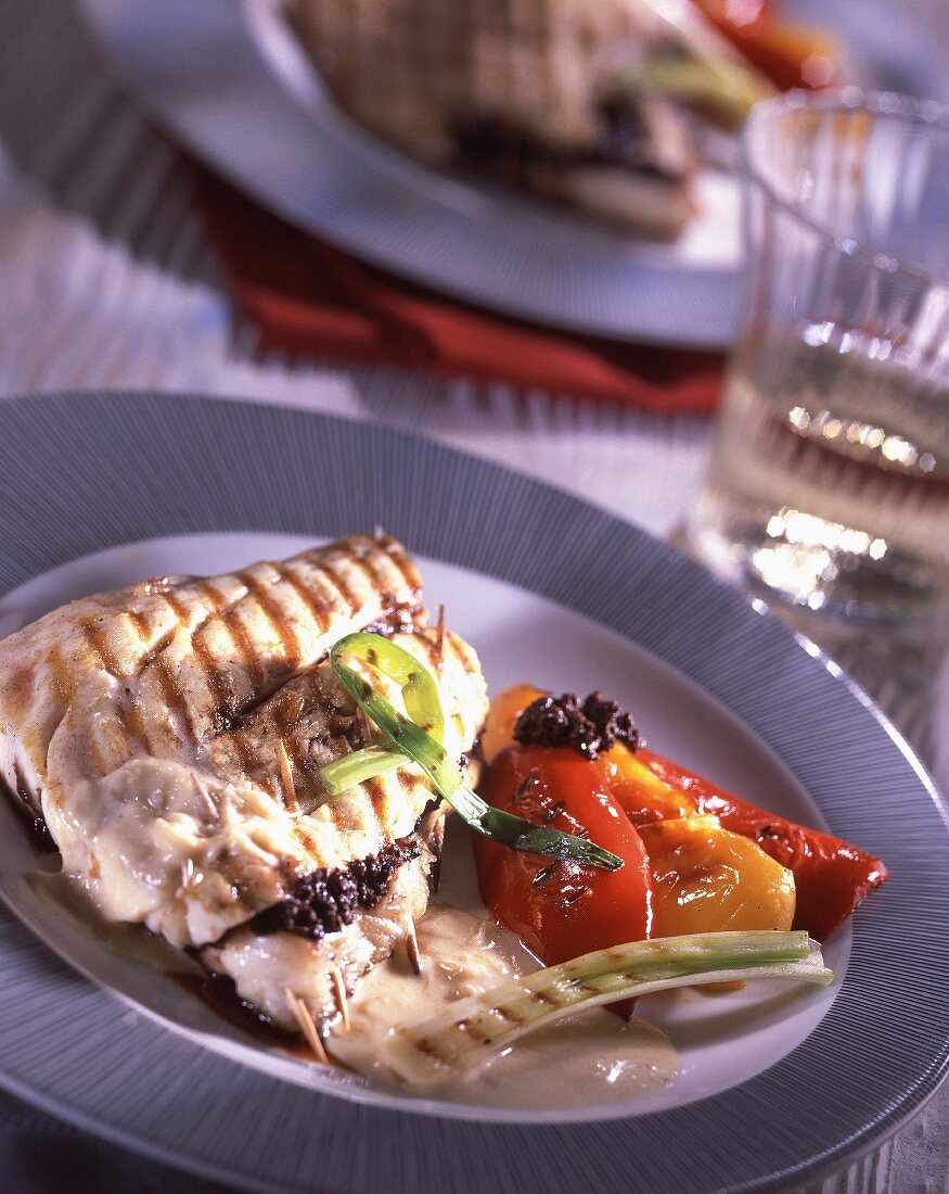 Gebratener Wolfsbarsch mit Tapenade und süssem Paprika