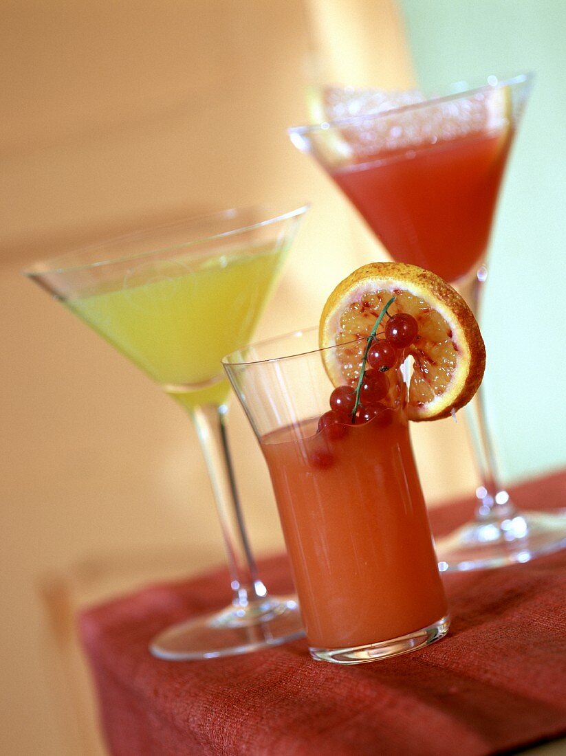 Drei verschiedene Cocktail mit Orangensaft