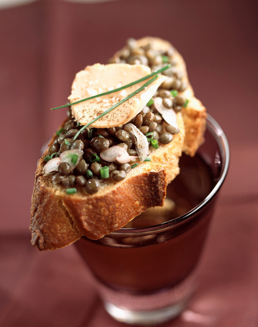 Gänsestopfleber mit Linsensalat auf einem Röstbrot