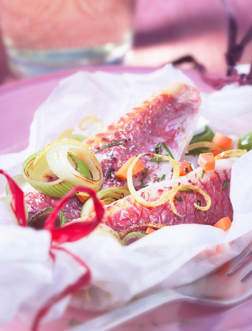 Mullet fillets en papillote with leeks and spring vegetables