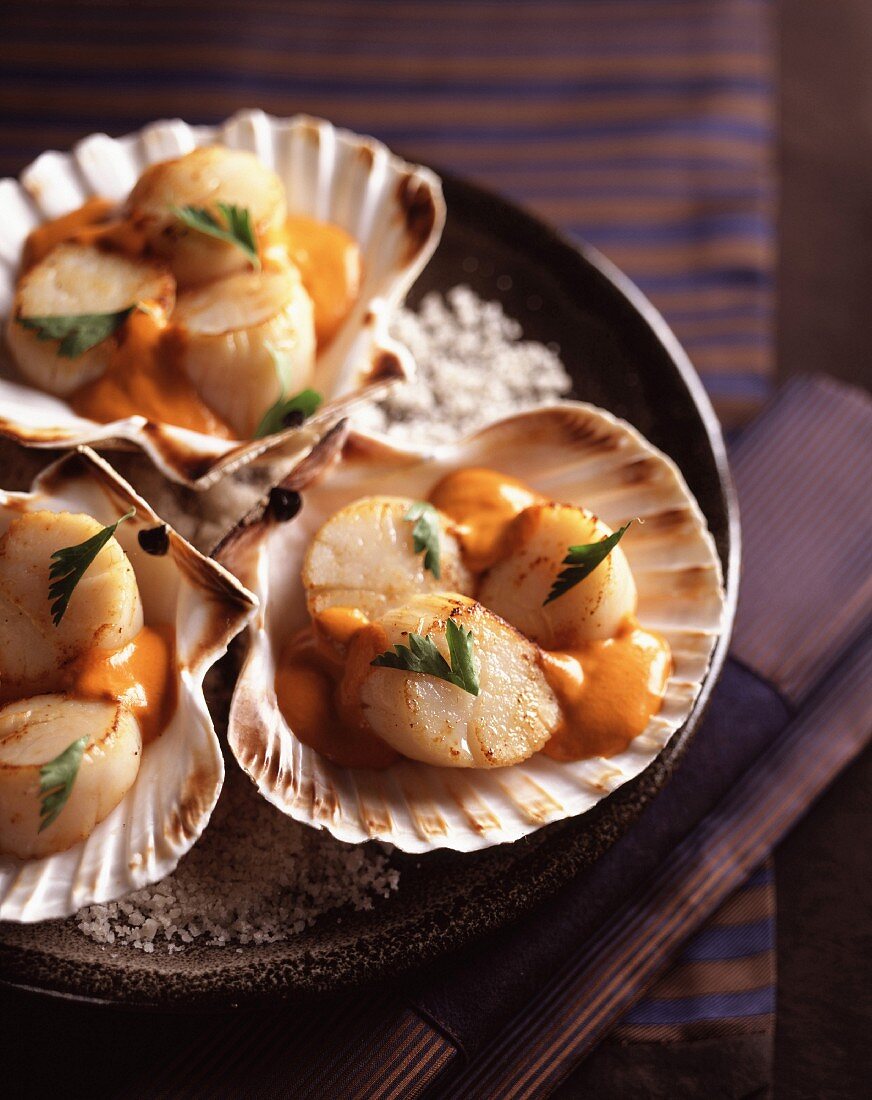 Stewed scallops with roe sauce
