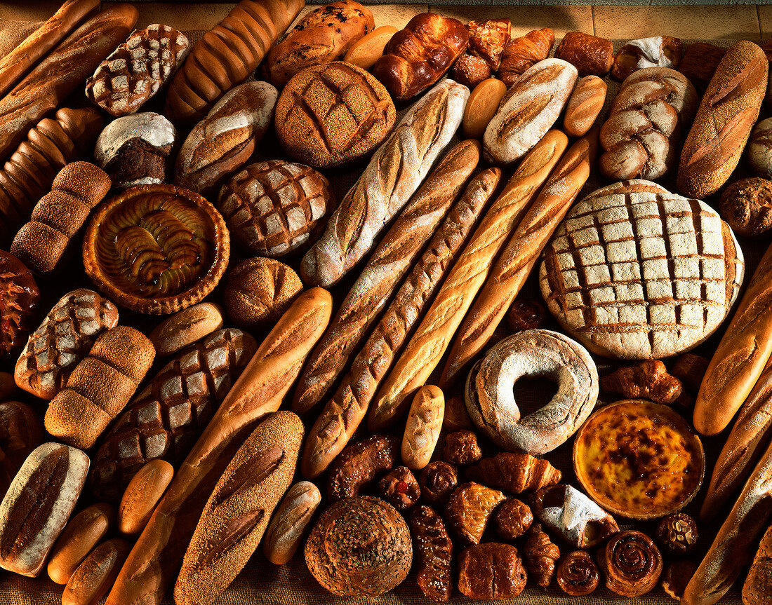 Viele verschiedene Brote, Kleingebäck und Backwaren