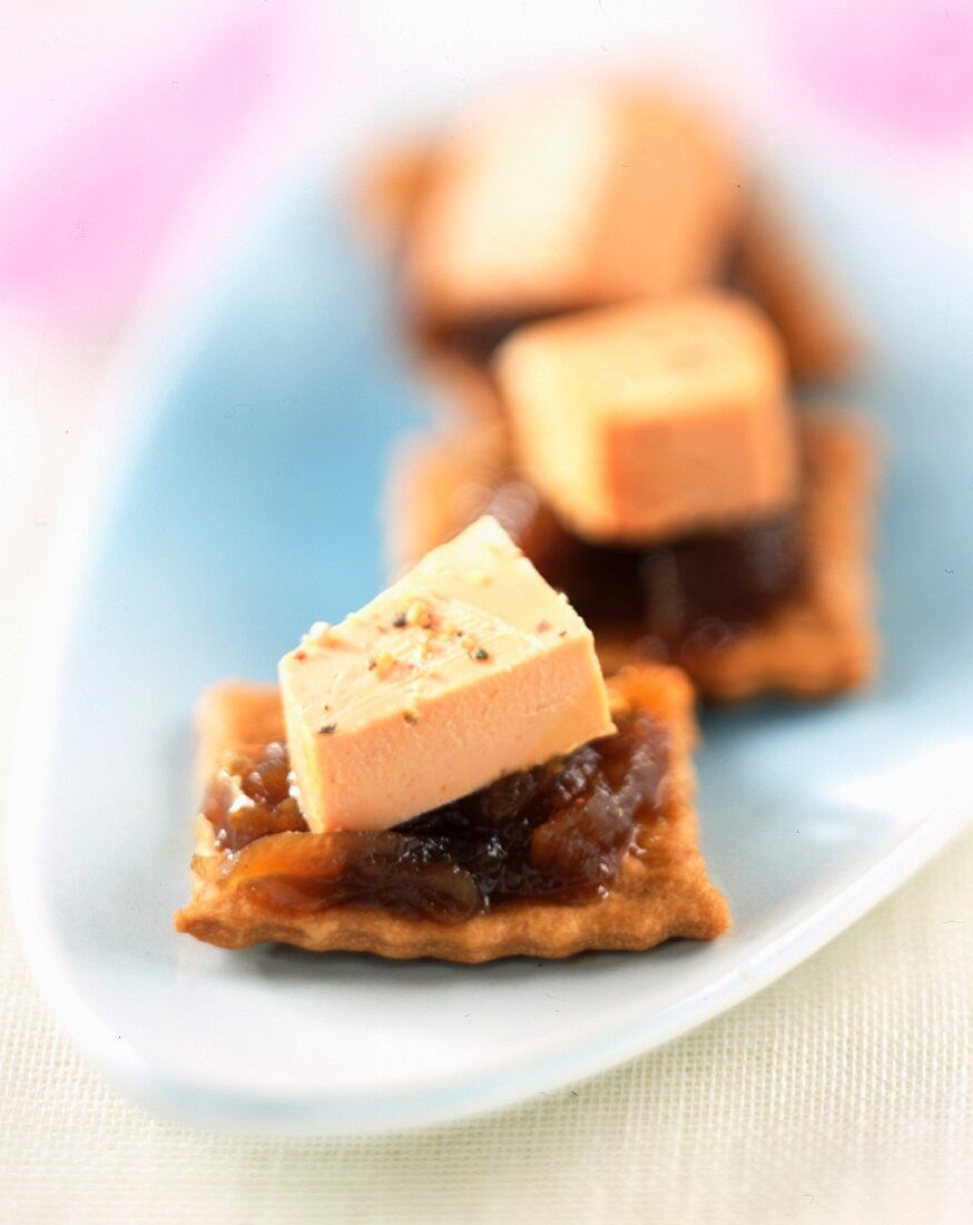 Canapés mit Foie Gras und Zwiebelmarmelade