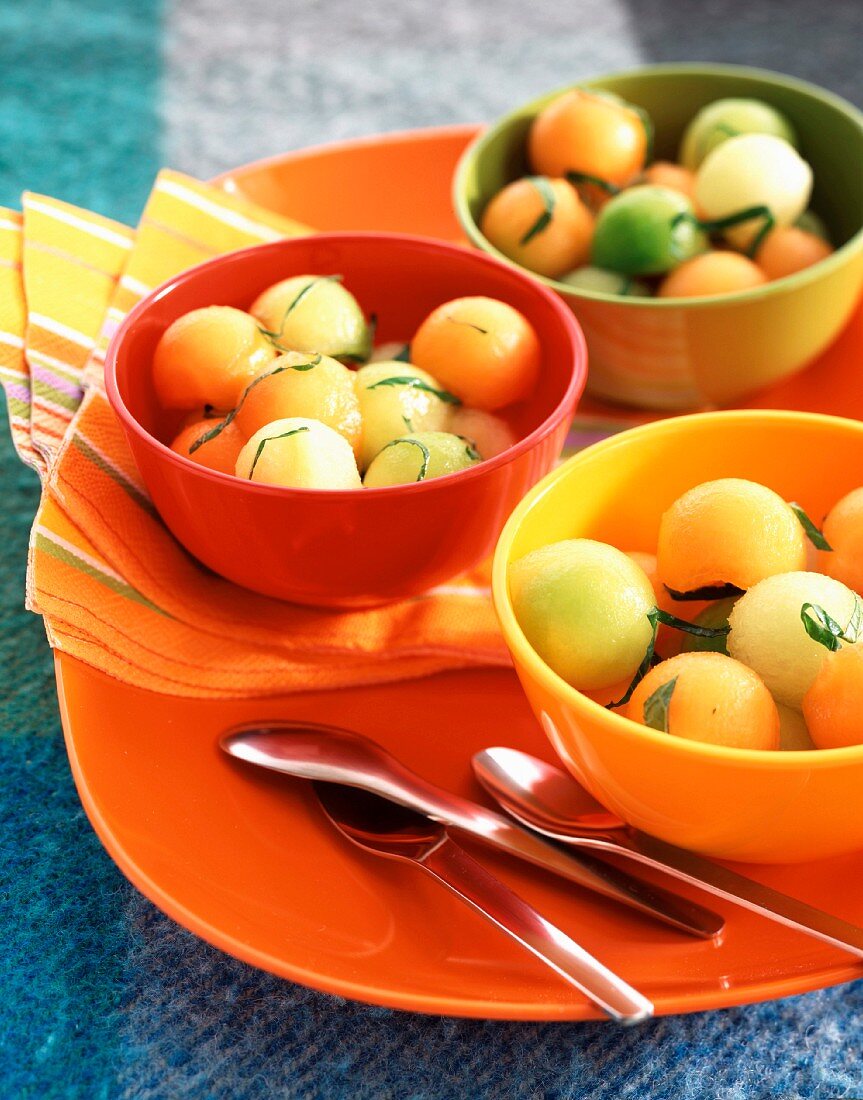 Fruchtsalat mit Melonenbällchen und Minze