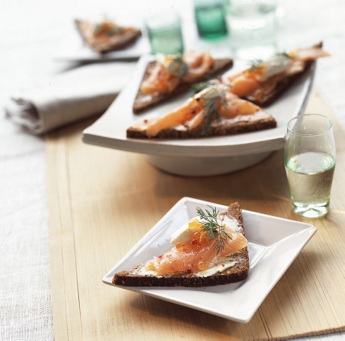 Räucherlachs mit Creme Fraiche auf Schwarzbrot