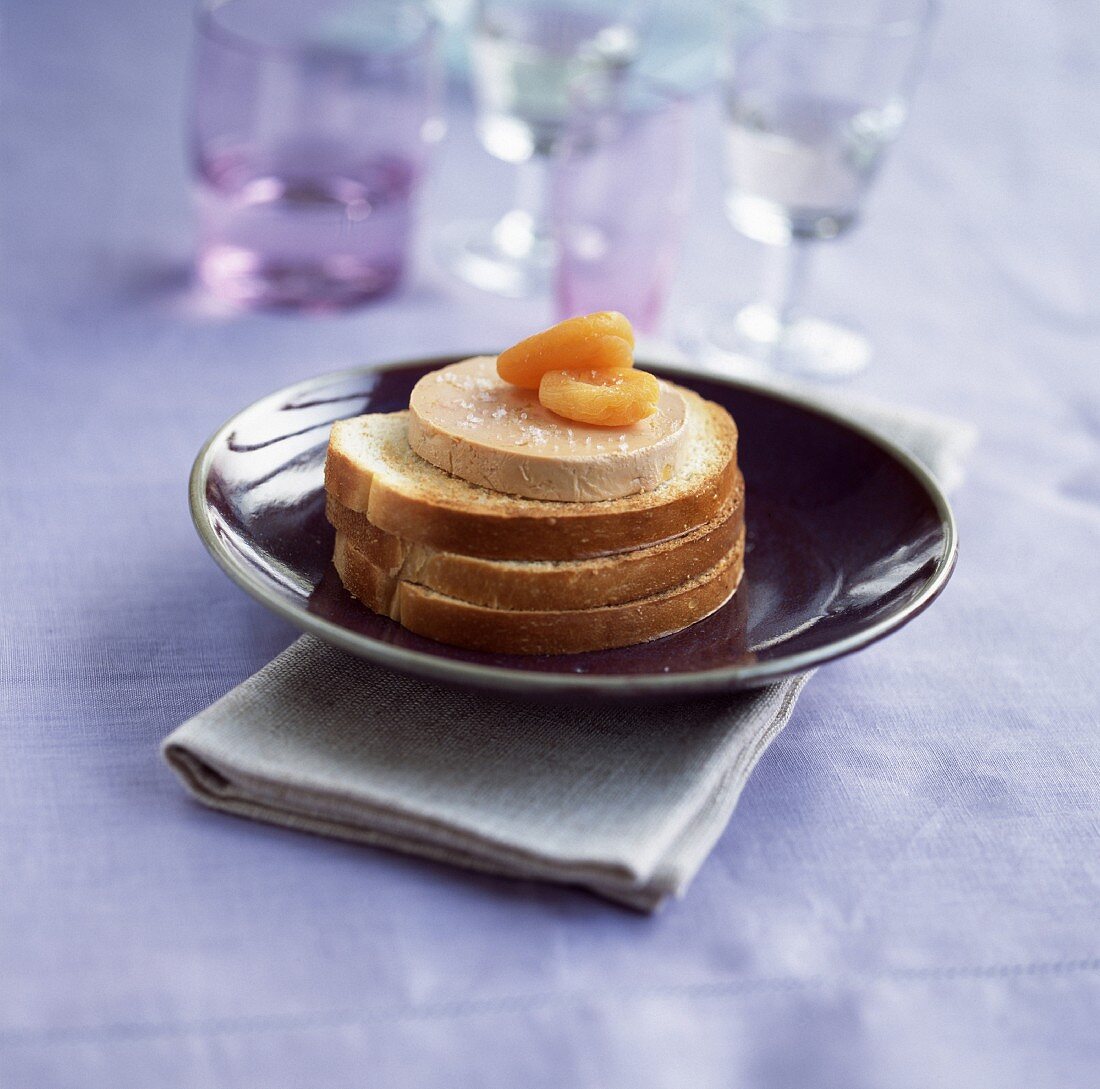 Toasted open sandwiches with foie gras and dried apricots