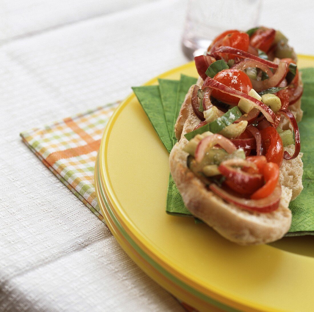 Brötchen mit Sellerie, Tomaten, roten Zwiebeln, Gurke und Basilikum