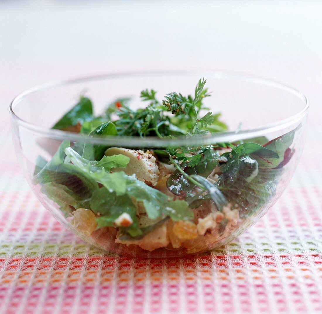 Salat mit Hähnchen und gemischten Kräutern