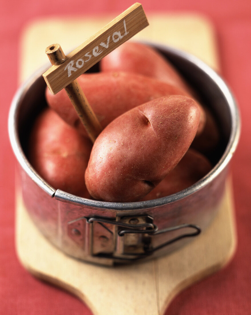 Kartoffeln der Sorte Roseval in einer kleinen Springform