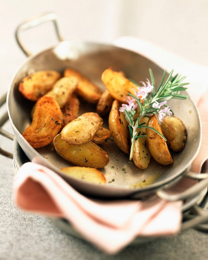 Grenaille-Kartoffeln mit Fleur de Sel und Kräutern der Provence