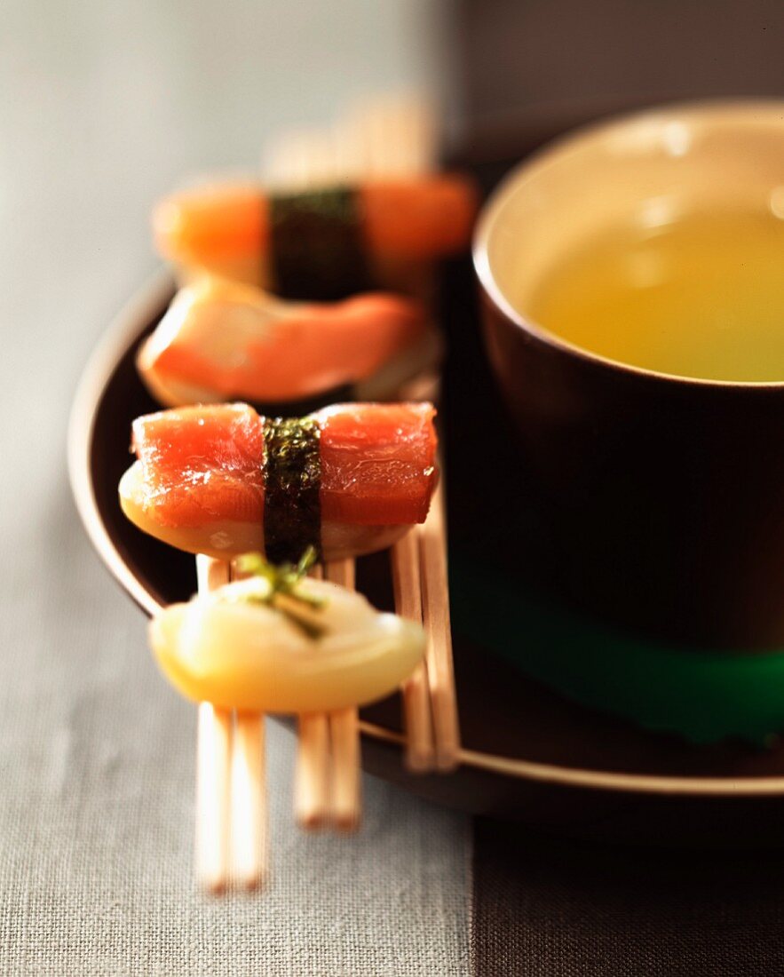 Verschiedene Sushi auf Essstäbchen
