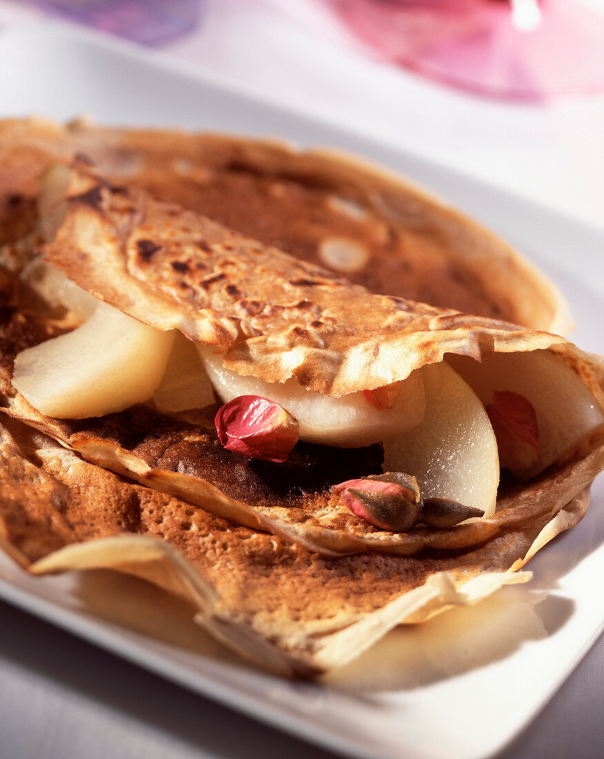 Crêpes aus Kastanienmehl mit Birnen und Rosen