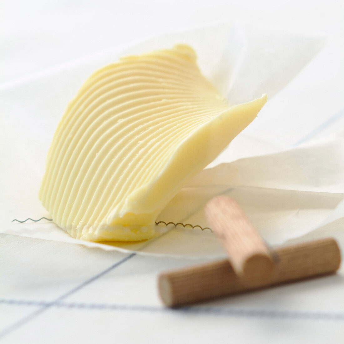 Stück geschnittene Butter mit Butterschneidedraht