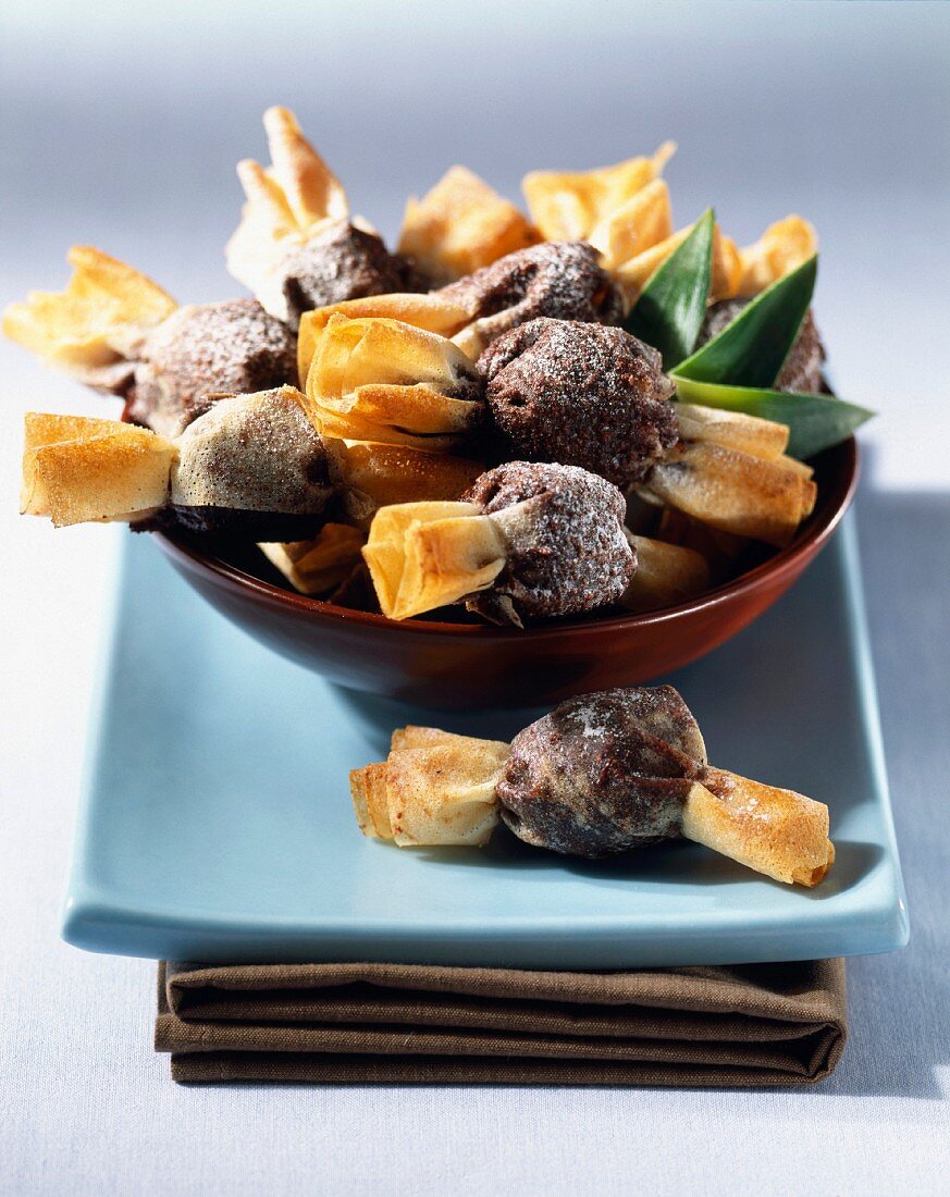 Crunchy pineapple and chocolate candies