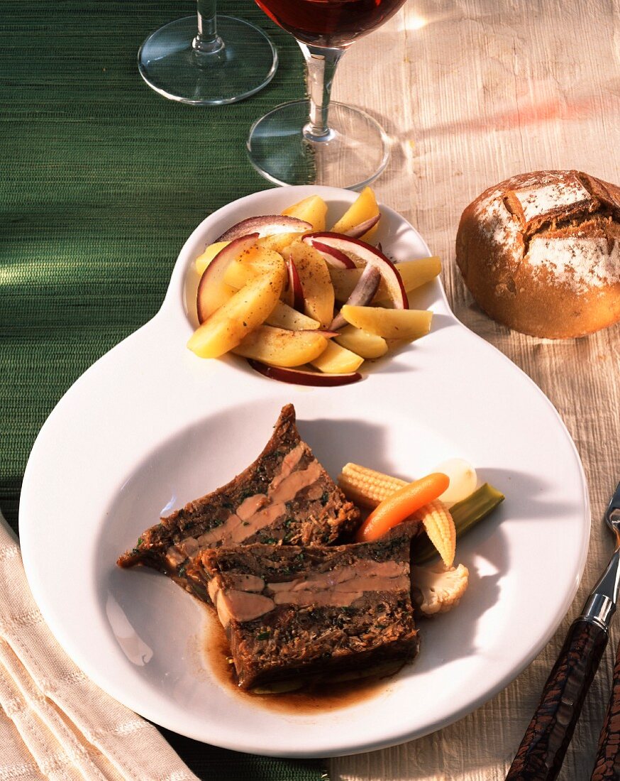 Terrine mit Entenconfit, Foie Gras und Petersilie