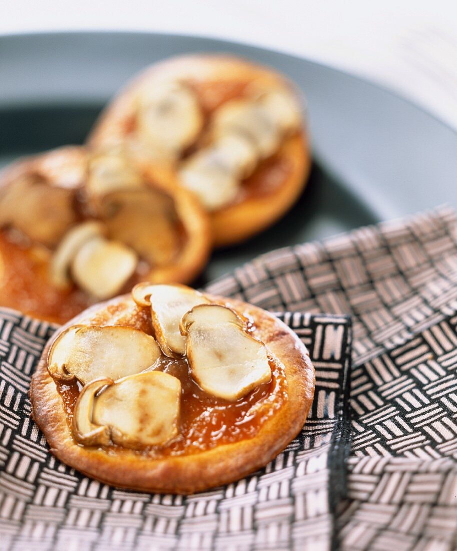 Mini-Gebäck mit Steinpilzen und Kastaniencreme