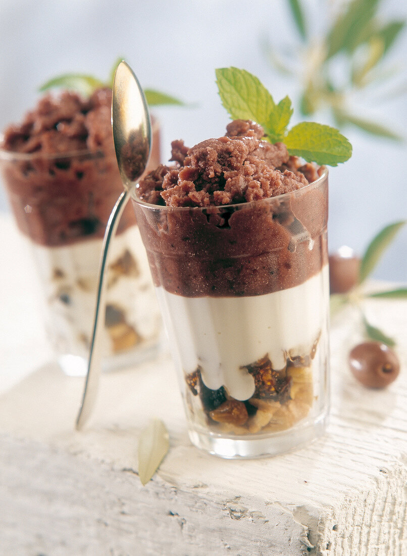 Schokoladengranita mit Joghurt und Trockenfrüchten