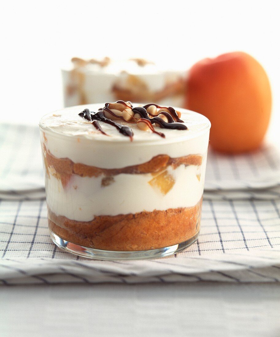 Schichtdessert mit Mascarpone und Aprikosen