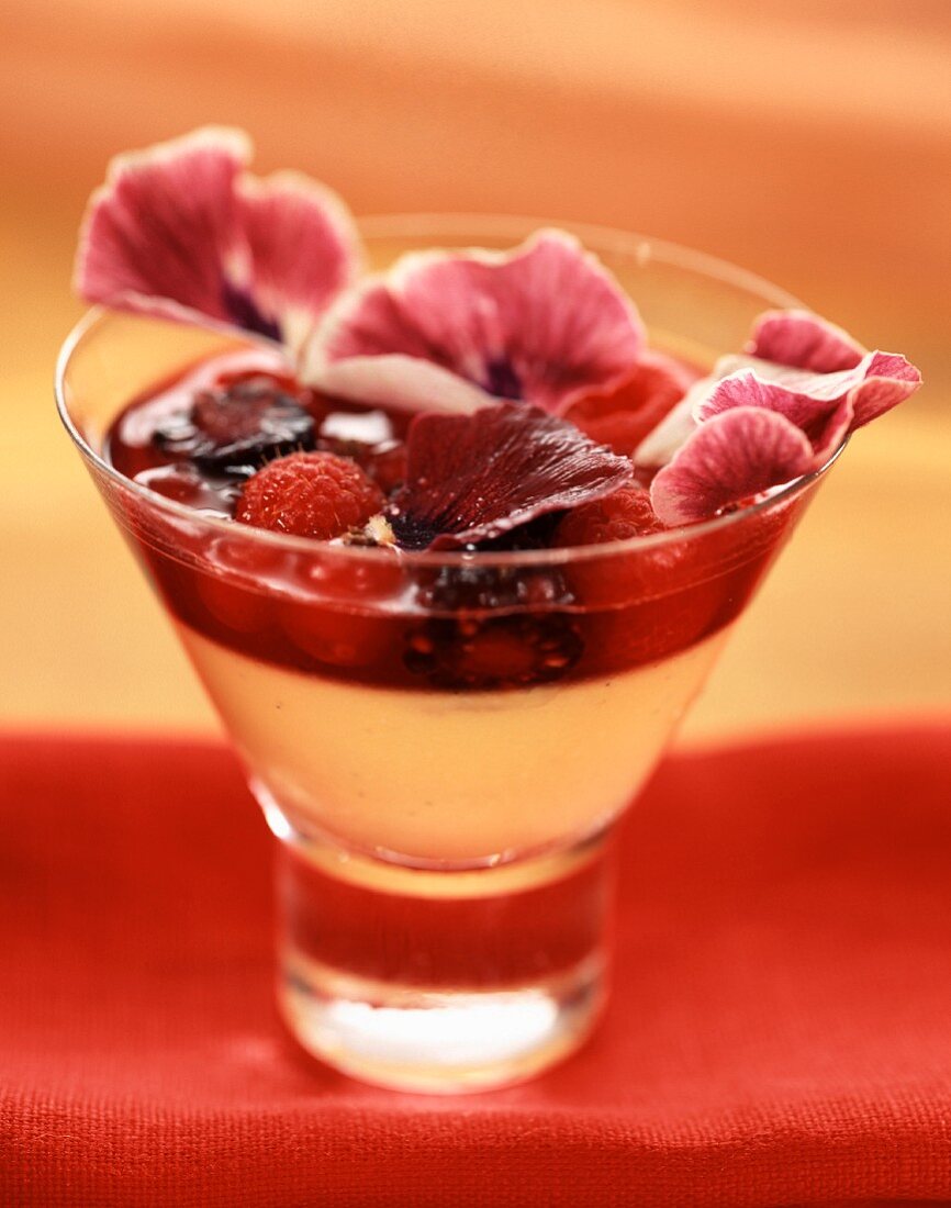 Früchtebecher mit Rosenwasser und Rosenblüten