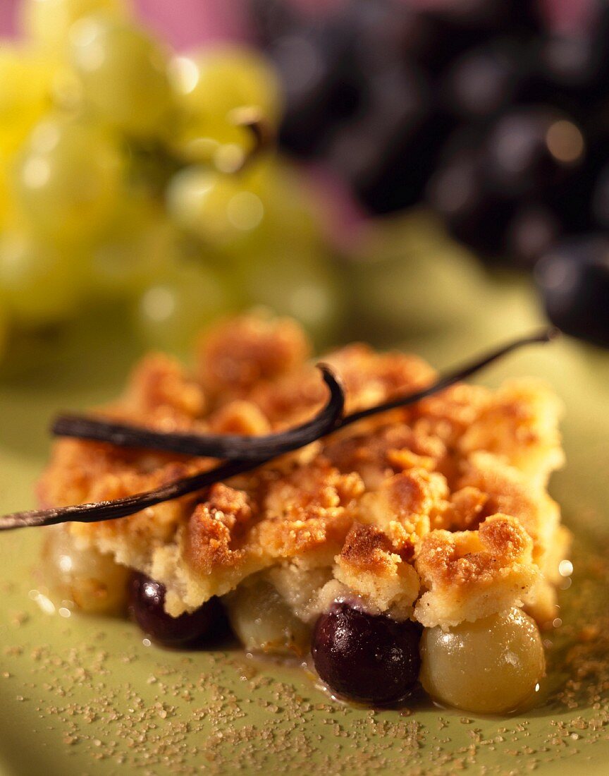 Vanilla-flavored white and black grape crumble