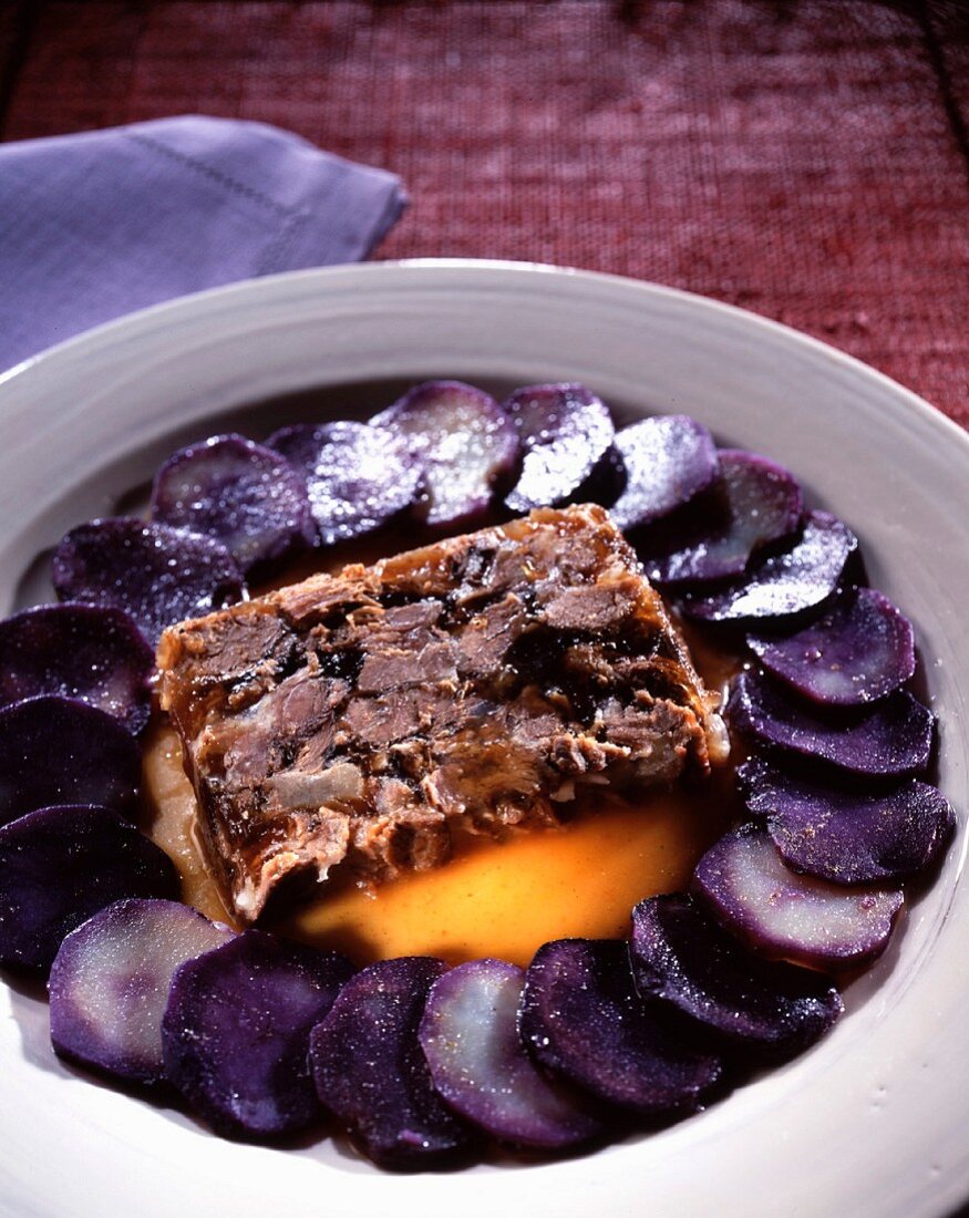 Ochsenschwanz-Schwarzbier-Aspik mit violetten Kartoffeln