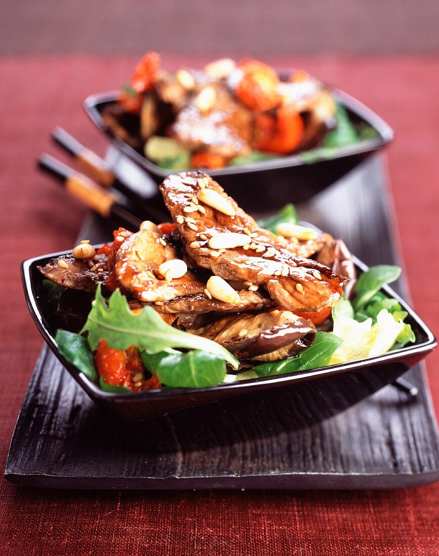 Thai salad with beef strips, aubergines, caramel and sesame seeds