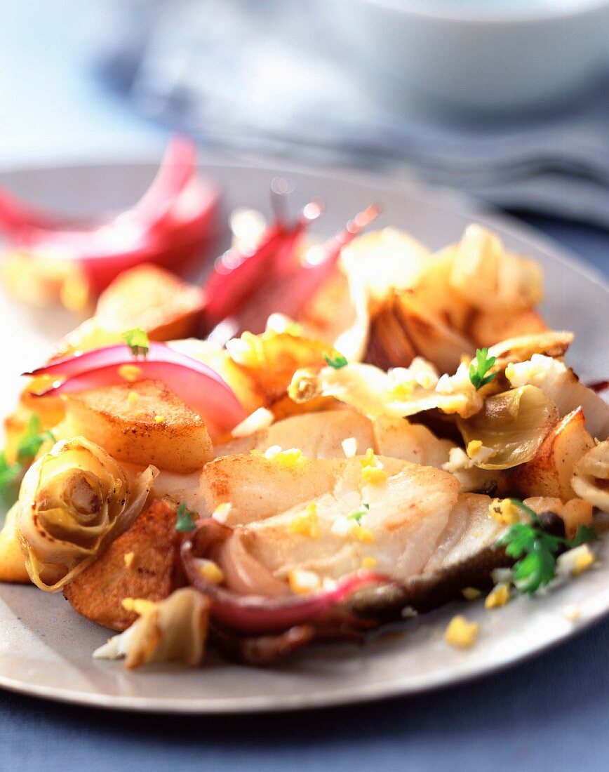 Stockfisch mit Chicorée, Kartoffeln und roten Zwiebeln