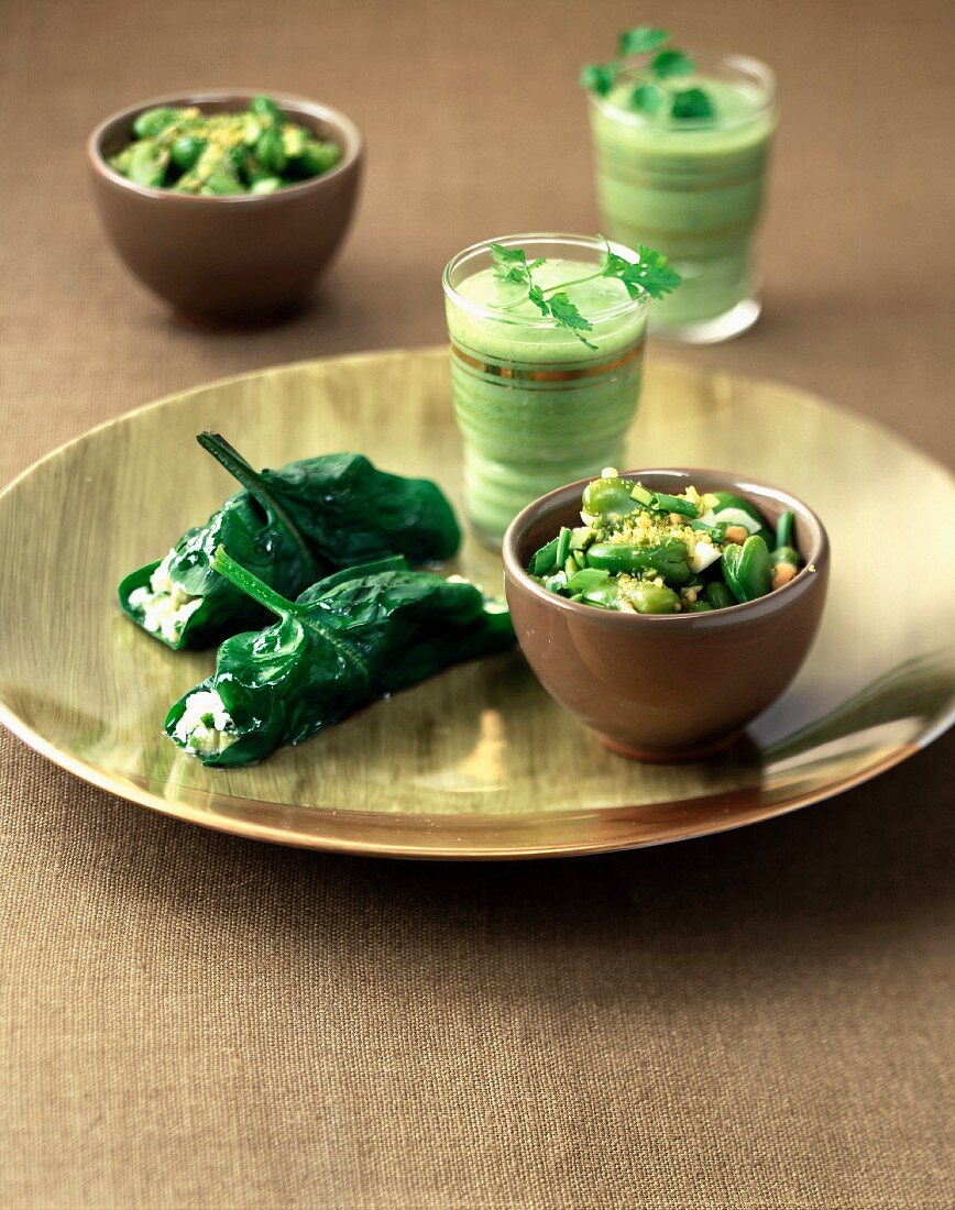 Ackerbohnen-Salat mit Erdnüssen, pikante Gurken-Avocadosuppe und Blattspinat mit Fetafüllung