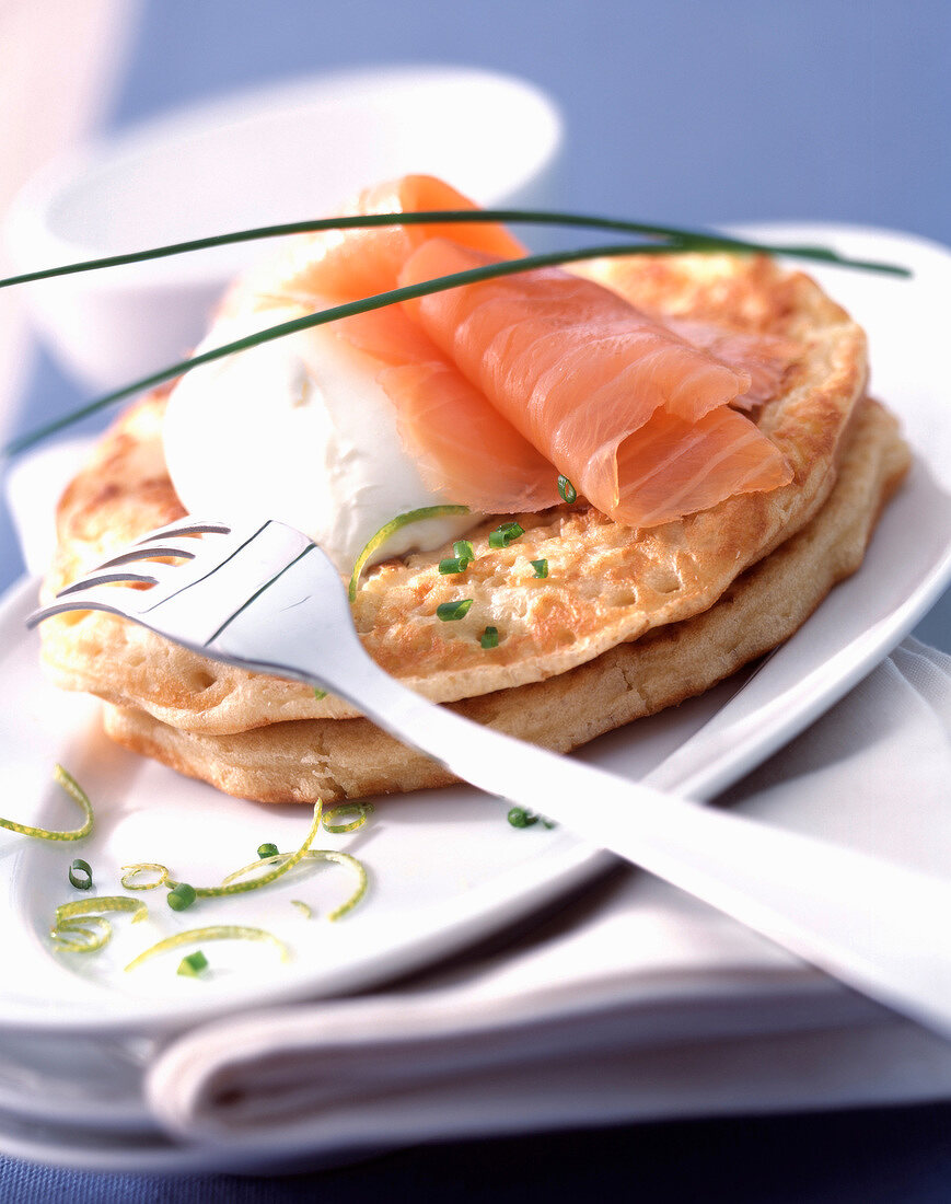 Blinis mit Räucherlachs und Crème fraîche