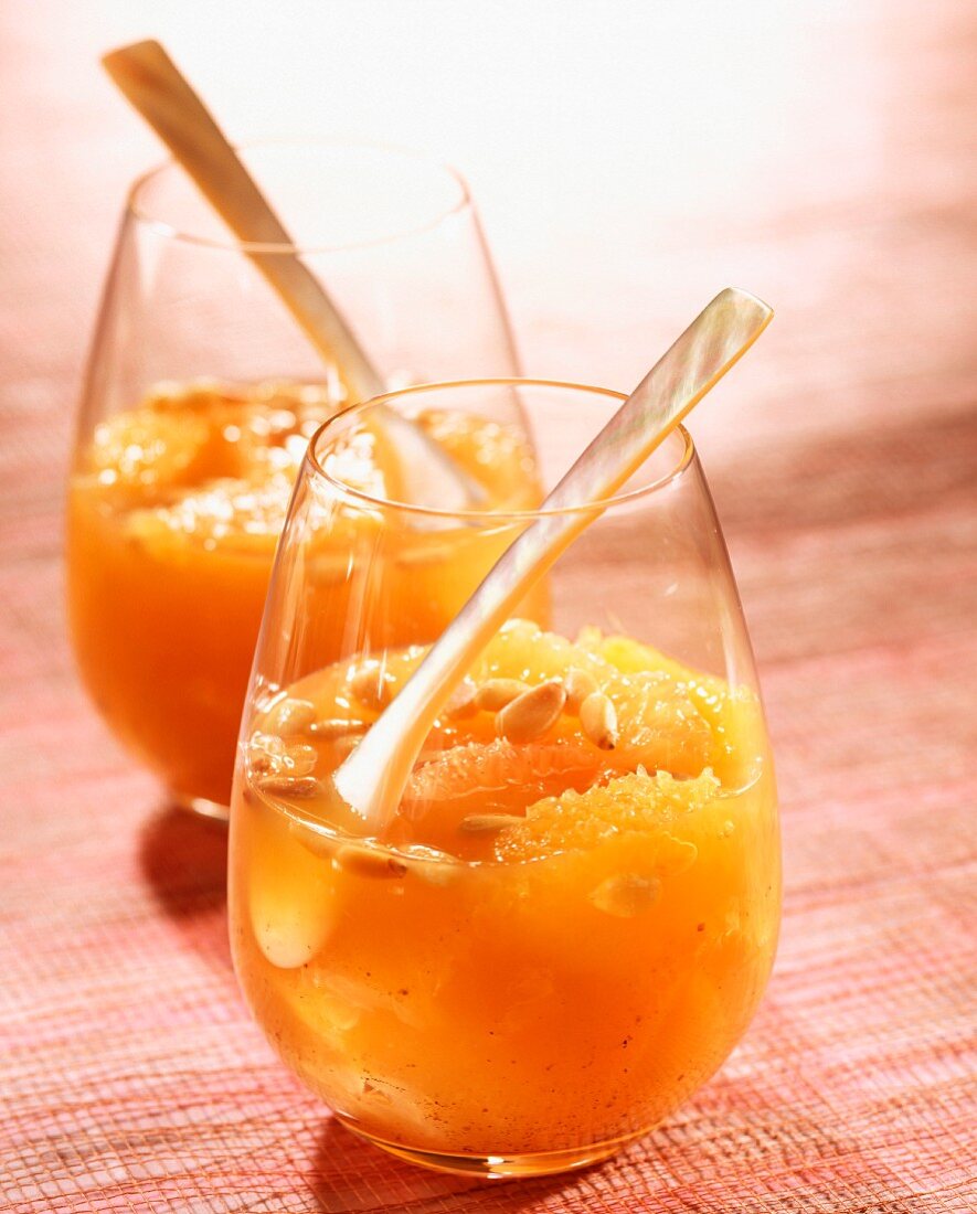 Zitrusfruchtsuppe mit Honig