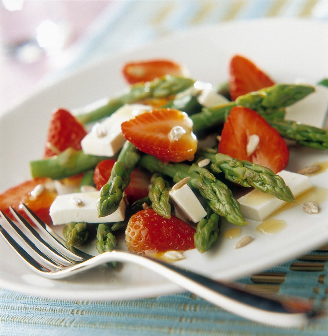 Salat mit Erdbeeren, Spargel und Feta