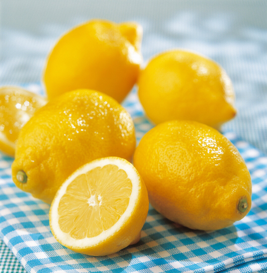 Zitronen auf türkis-kariertem Küchentuch