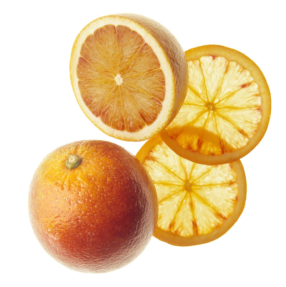 Halbierte Orange und Orangenscheiben