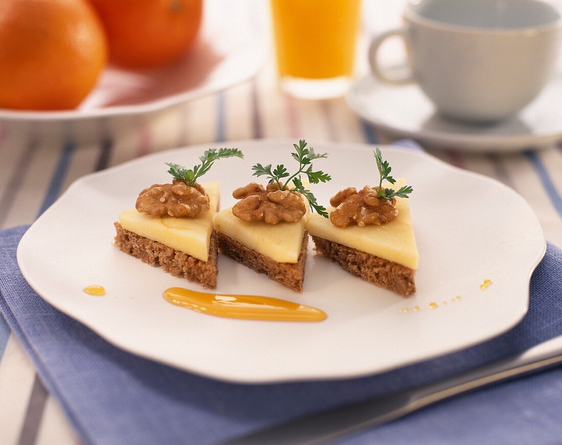 Canapés mit Ananas und Honigbrot