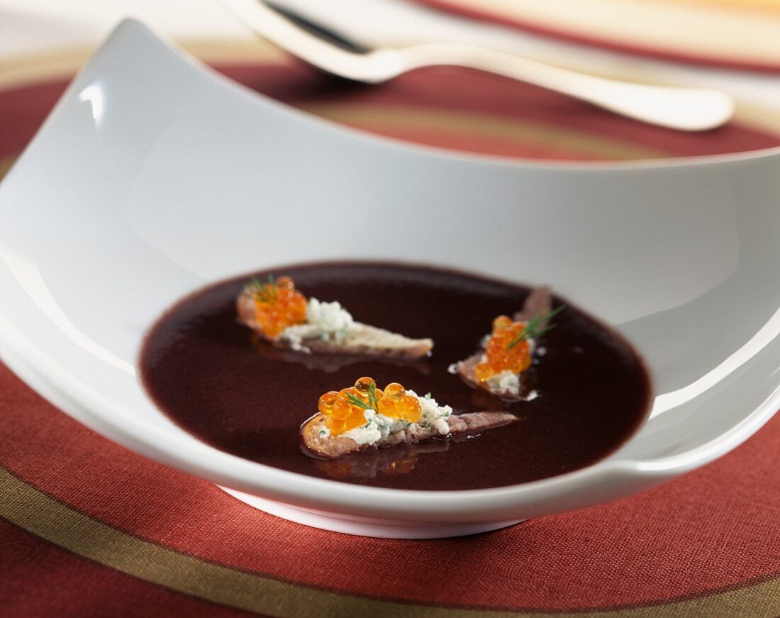 Schwarze Olivensuppe mit Fischrogen-Croûtons