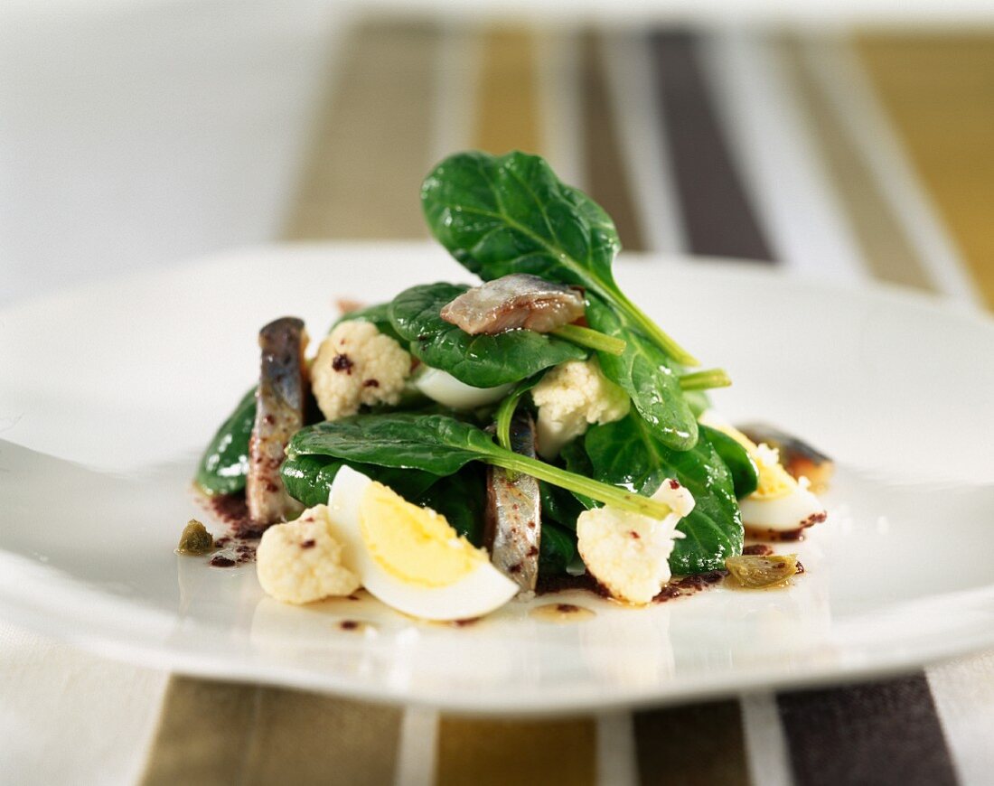 cauliflower, spinach and mackerel fillet salad with dressing