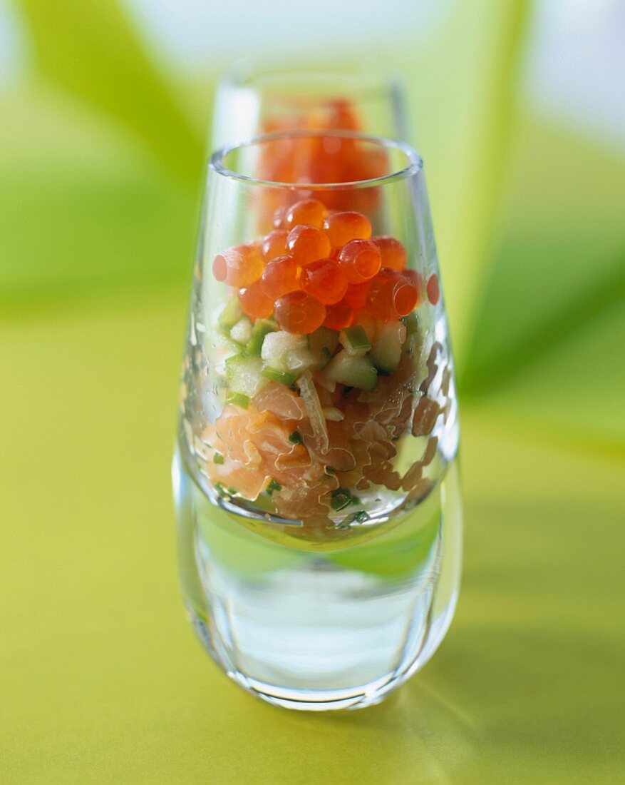 Lachstatar mit Kaviar in kleinen Gläsern