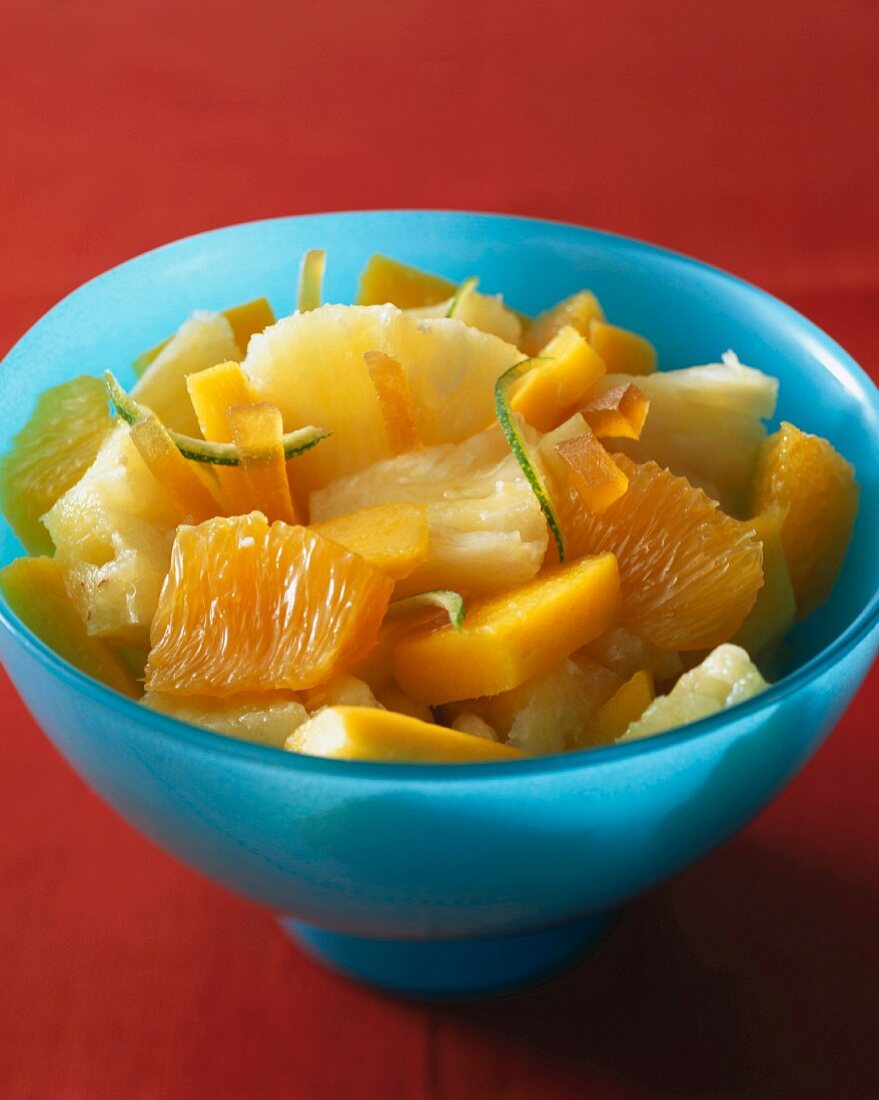 Obstsalat mit Ananas, Orange, Mango und Limette