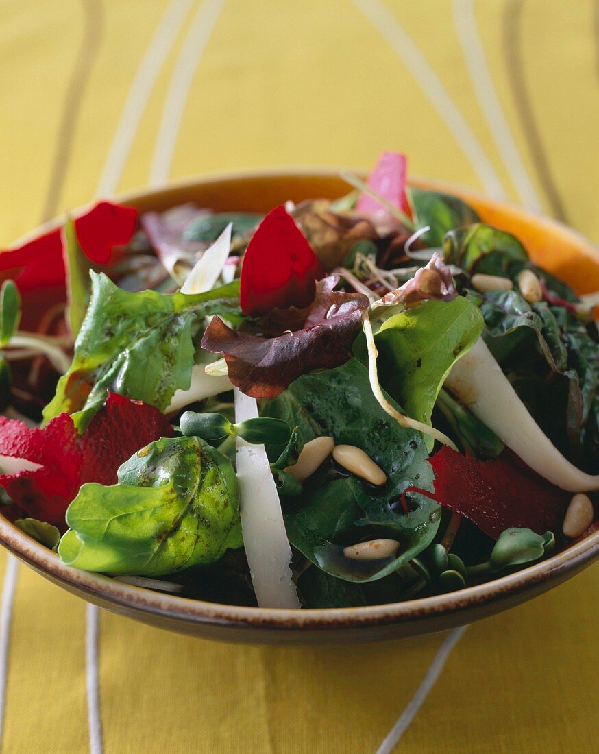 Salat mit Sprossen, Rote Bete und Pinienkernen