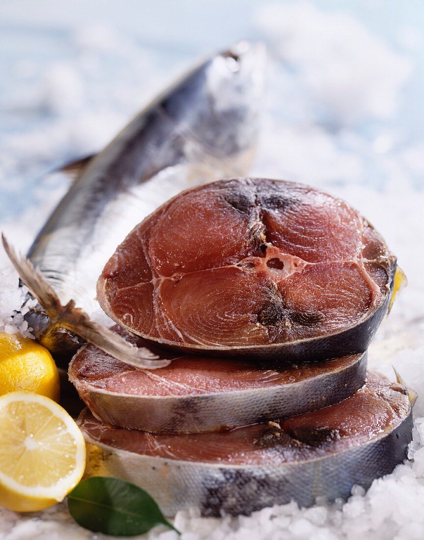 Steakscheiben vom roten Thunfisch auf Eis