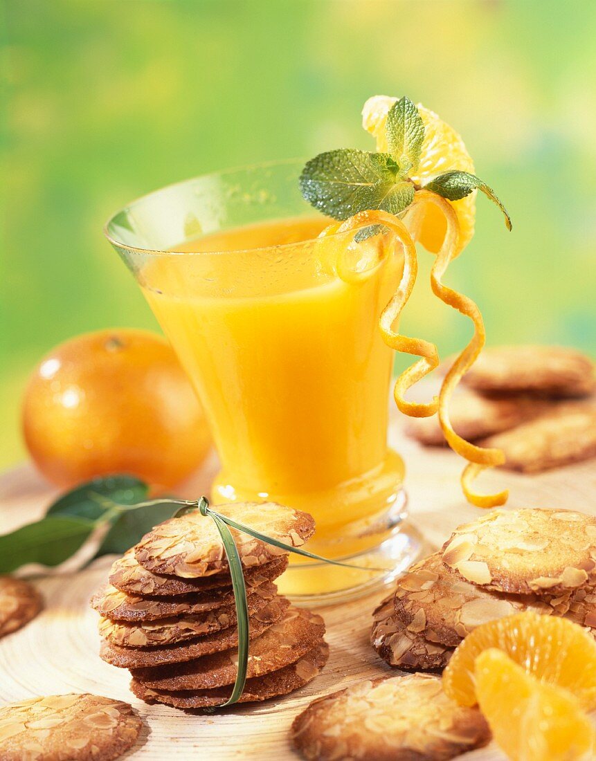 Ein Glas Orangensaft und Mandelplätzchen