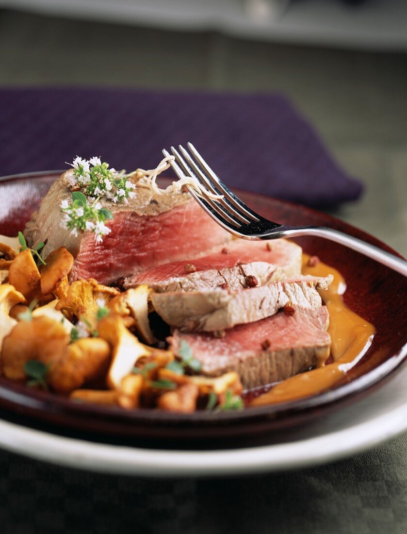 Boeuf à la ficelle (In Brühe gegartes Rinderfilet, Frankreich) mit Pilzen