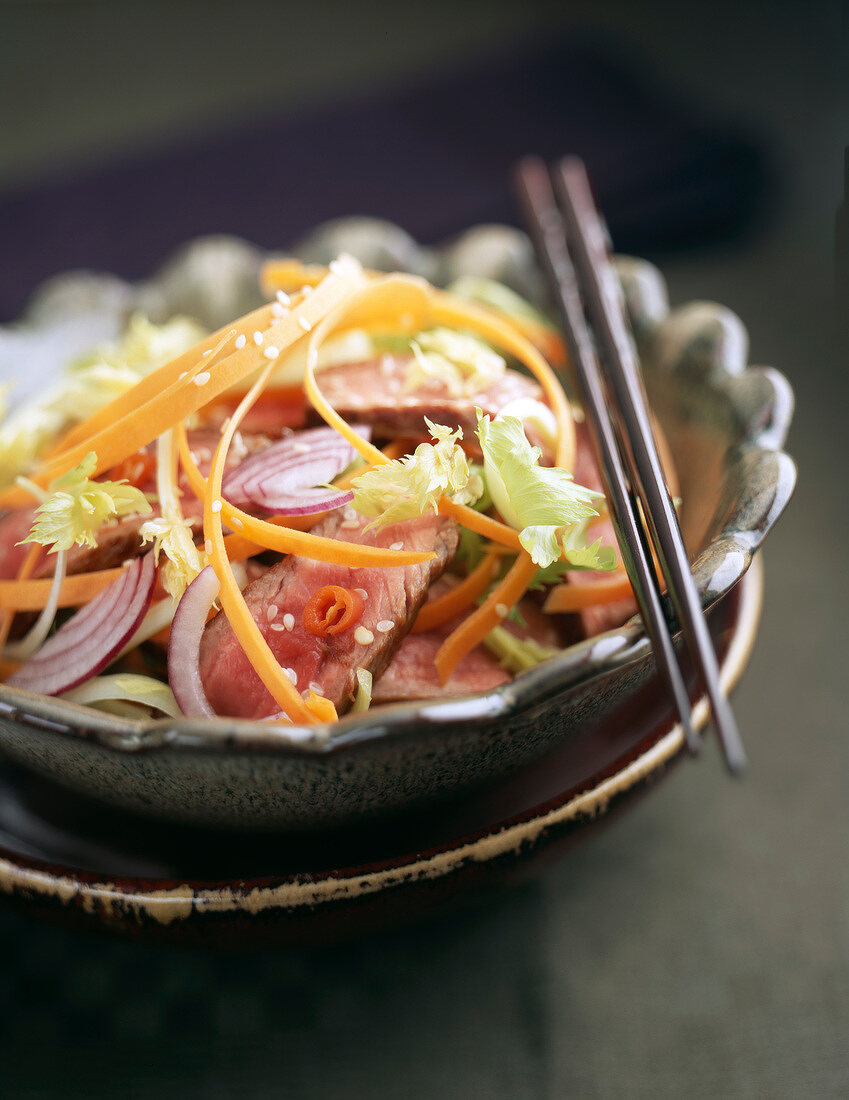 Thai-Salat mit gegrilltem Rindfleisch und Möhren