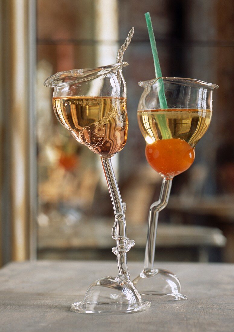 Zwei aussergewöhnliche Gläser mit Wein-Cocktail