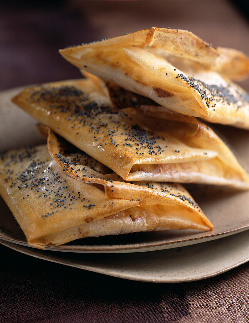 Goat's cheese in filo pastry with black poppy seeds