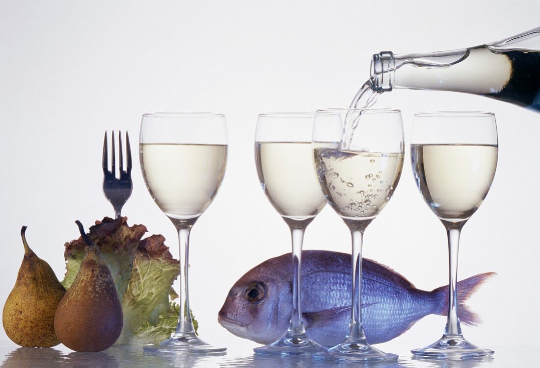 Stillleben mit Wein, Fisch, Birnen und Salat