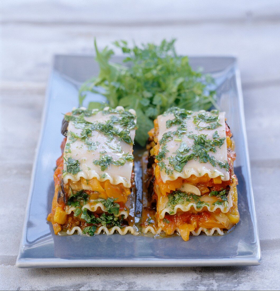 Millefeuille mit Gemüse und Kerbel-Koriander-Sauce