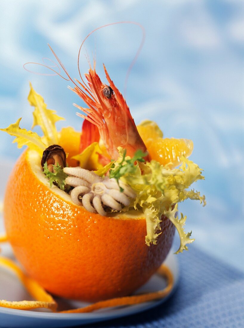 Meeresfrüchtesalat in einer Orangenschale